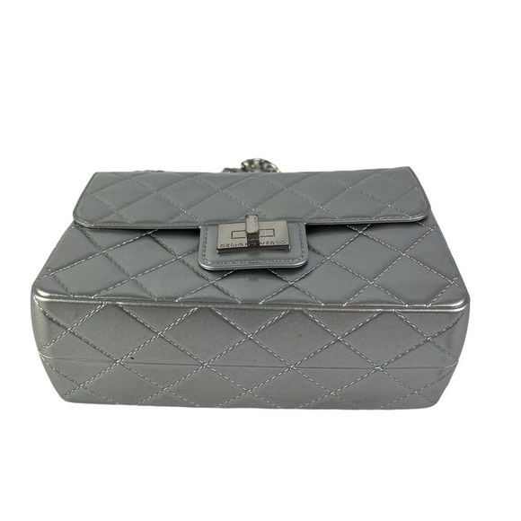 Design Inverso Silver Chain Crossbody Purse - Picture 5 of 15